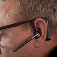 Jan de Vries belt met een headset