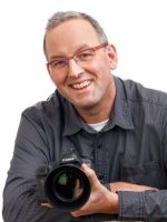 Fotograaf Ben Eekhof houdt een camera vast
